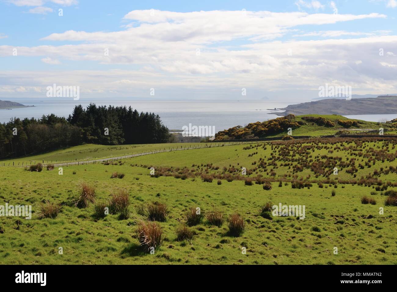 Vista desde la cumbre de la isla de Cumbrae domina el estuario del Clyde, Escocia, Reino Unido Foto de stock
