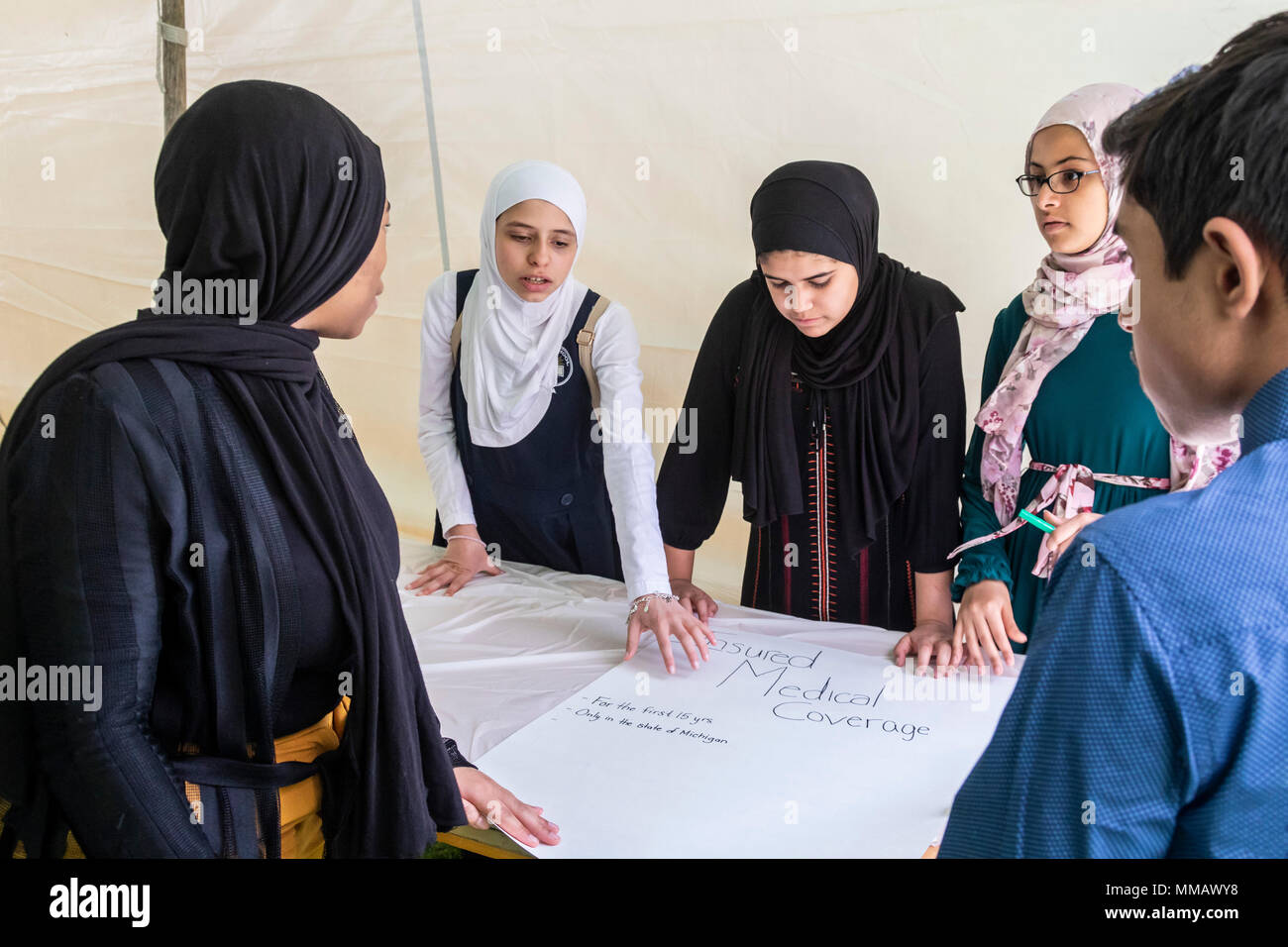 Lansing, Michigan - En el capitolio del estado de Michigan, estudiantes de secundaria musulmana discutir los términos de la legislación que les gustaría a la legislatura a pas Foto de stock