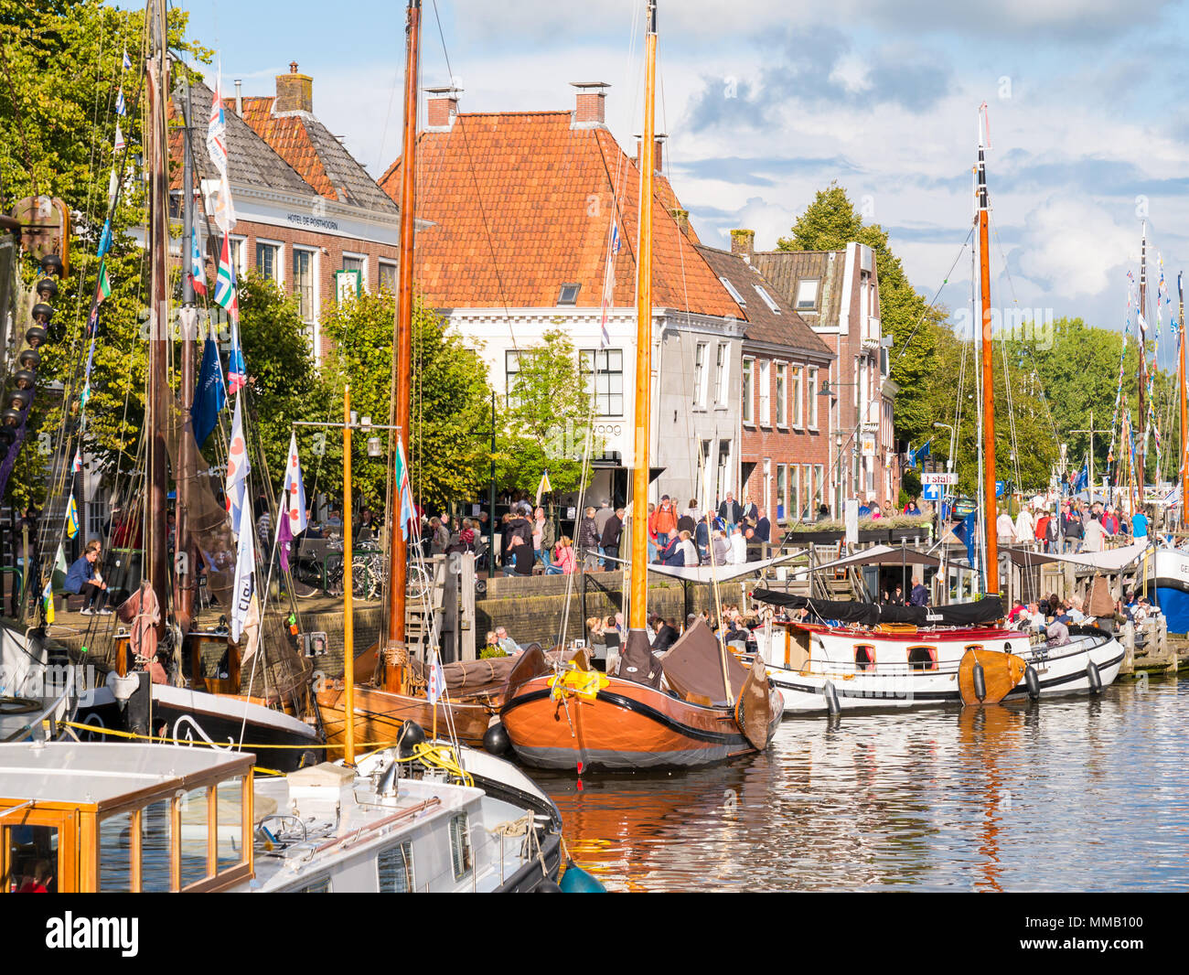 Personas y barcos decorados en el puerto durante el evento Días de Almirantazgo Dokkum en Frisia, Holanda Foto de stock