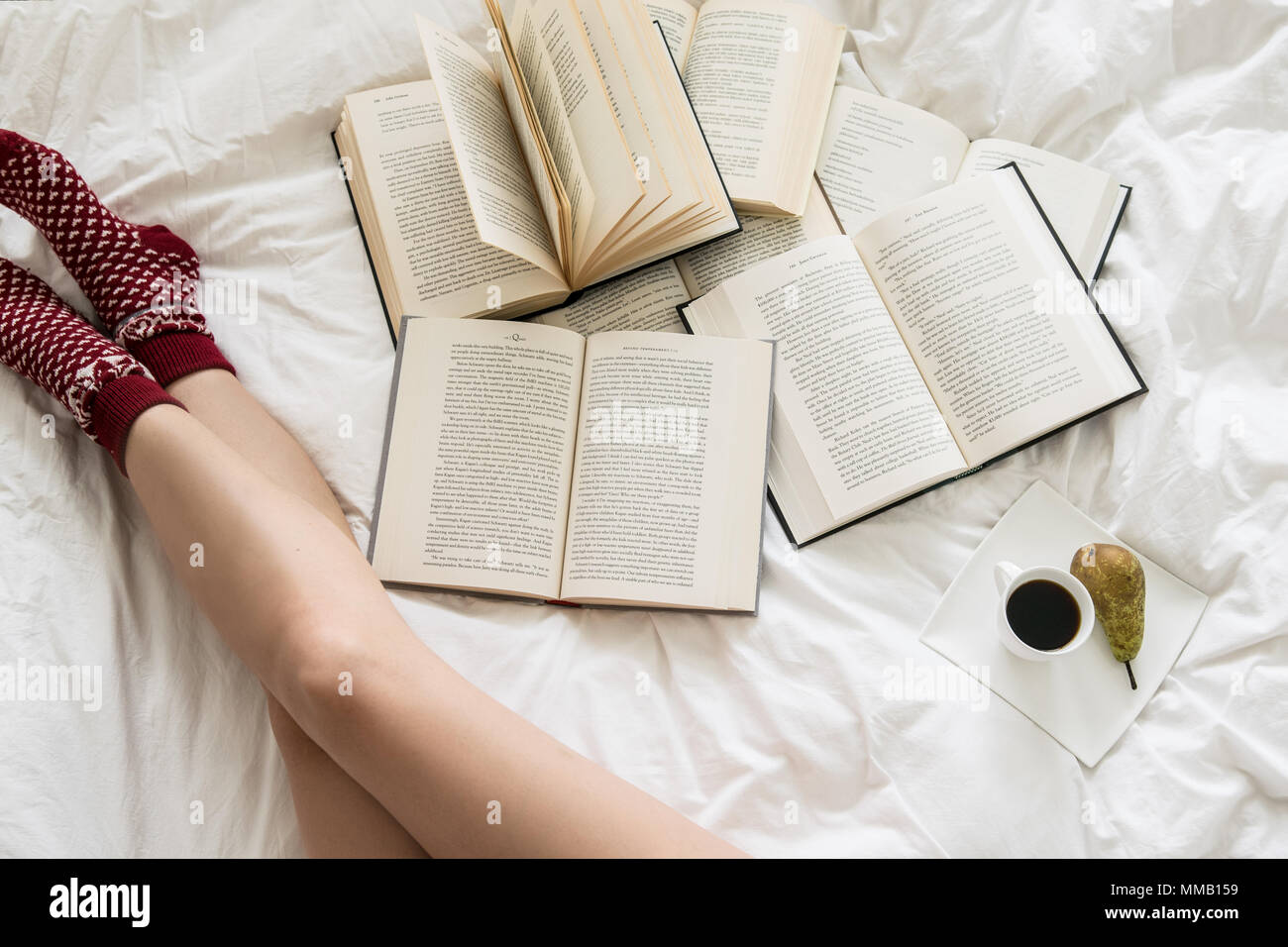 Vista superior de la mujer los libros de lectura en la cama Fotografía de  stock - Alamy
