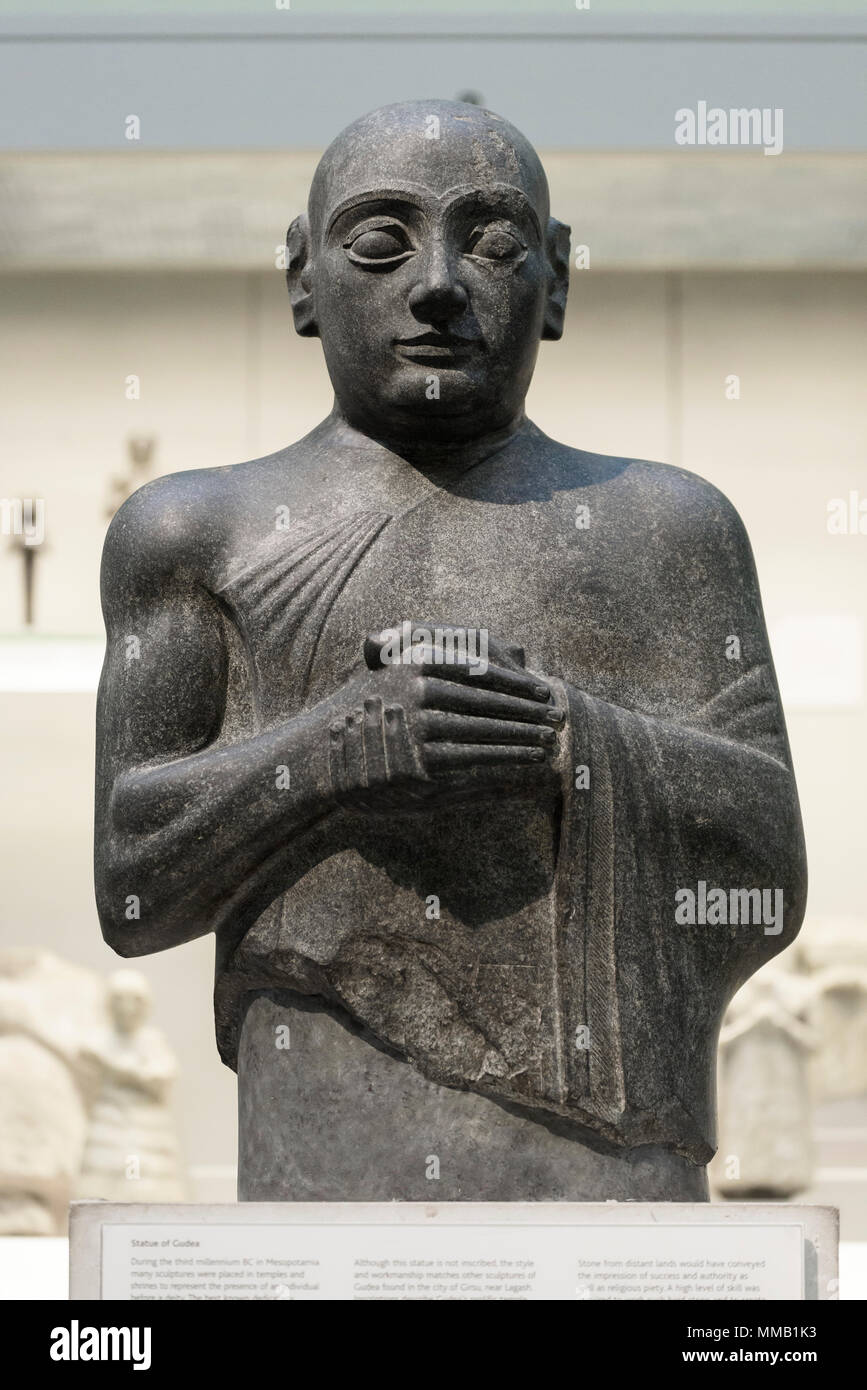 Londres. Inglaterra. Museo Británico. Estatua del rey Gudea de Lagash, sur de Mesopotamia, que gobernó alrededor de 2150 A.C., el rey es representado como un fiel w Foto de stock