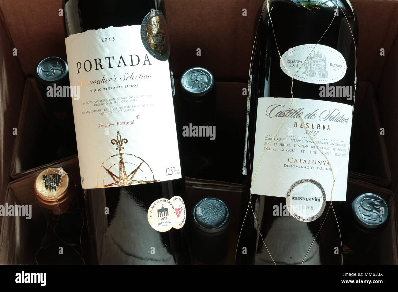 Las botellas de vino en caja de cartón. Etiquetas de botella de vino. Portada vino portugués. Vinos premiados. Entrega del club de vino. Foto de stock
