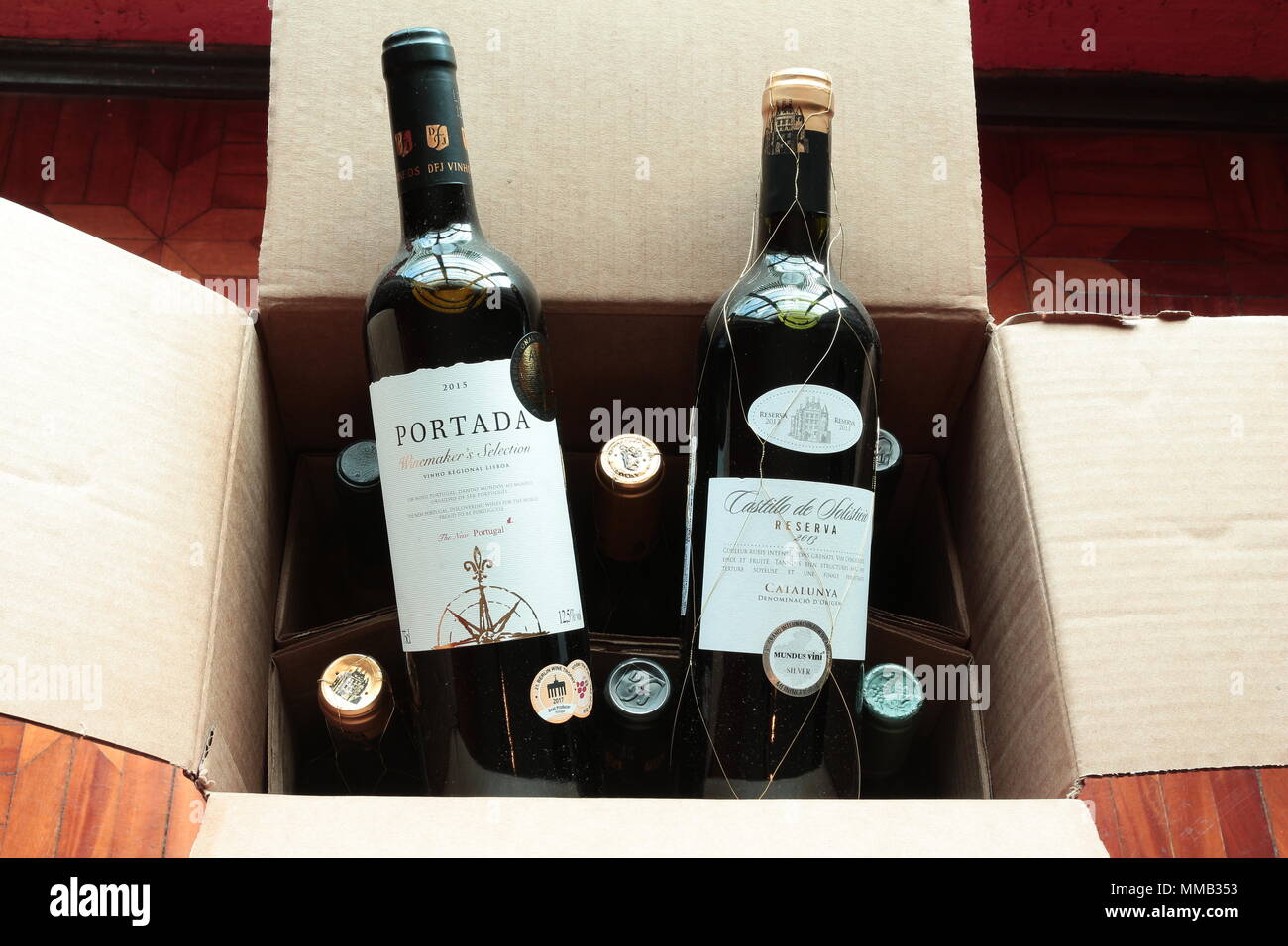 Las botellas de vino en caja de cartón. Etiquetas de botella de vino. Portada vino portugués. Vinos premiados. Entrega del club de vino. Foto de stock