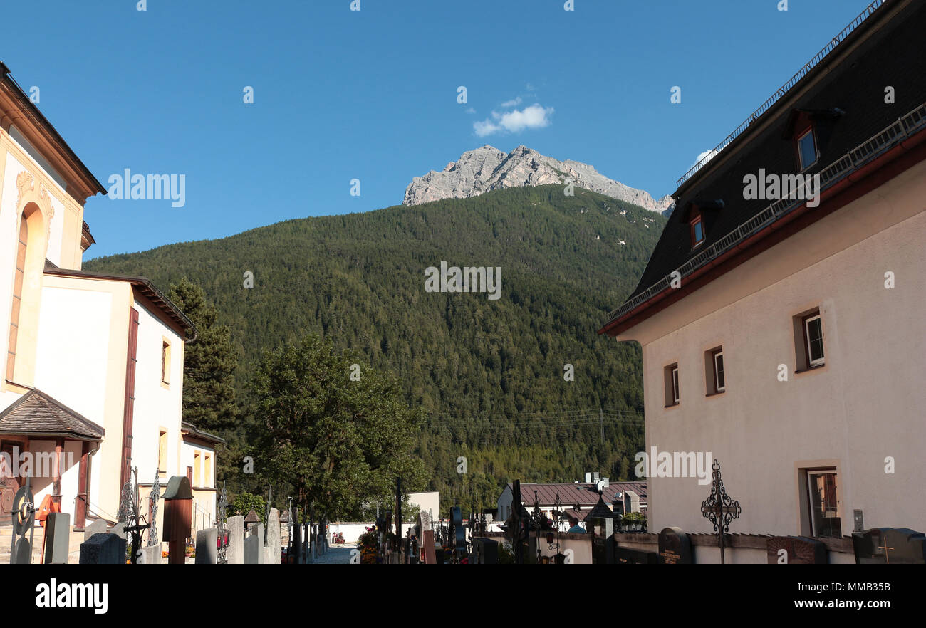El Cementerio de la Iglesia, con la montaña en el fondo. Fulpmes, Austria. Foto de stock