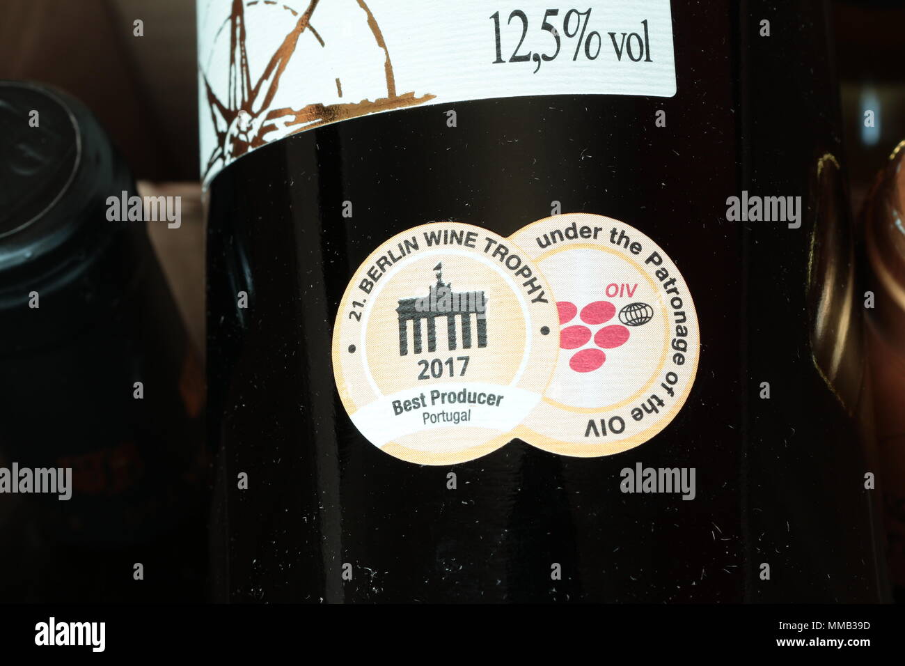 Las botellas de vino en caja de cartón. Etiquetas de botella de vino