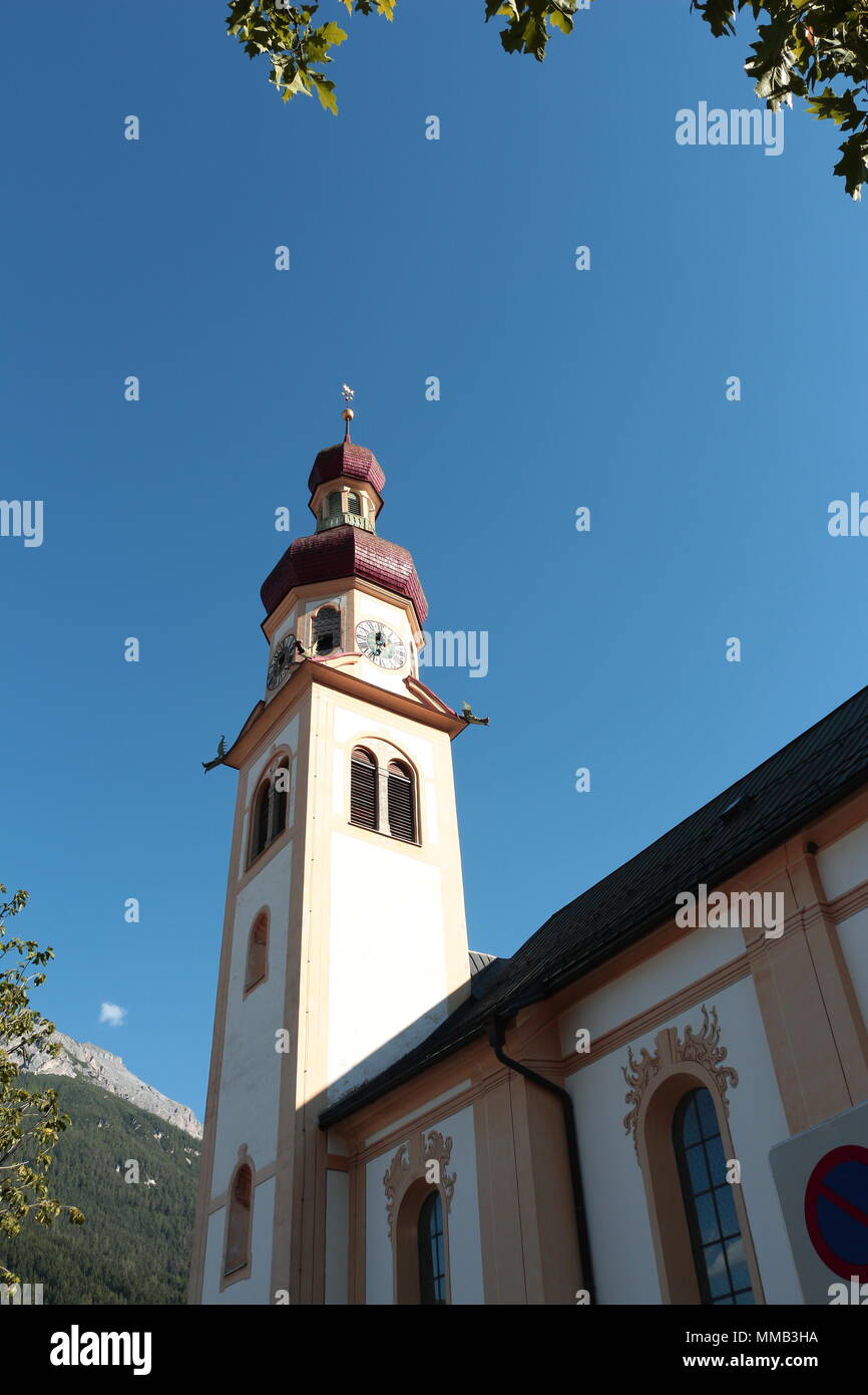 Torre de la Iglesia Fulpmes contra el cielo azul. Fulpmes im Stubaital en verano. Foto de stock