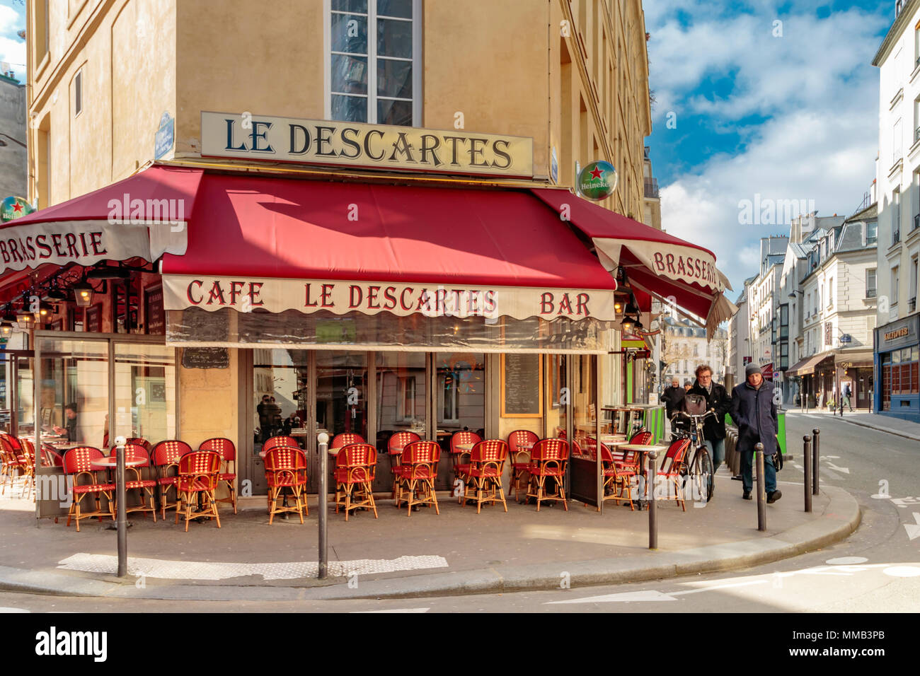 Dos hombres caminando pasado el Café le Descartes Paris, una brasserie parisina en la rue du Cardinal Lemoine, París, Francia Foto de stock