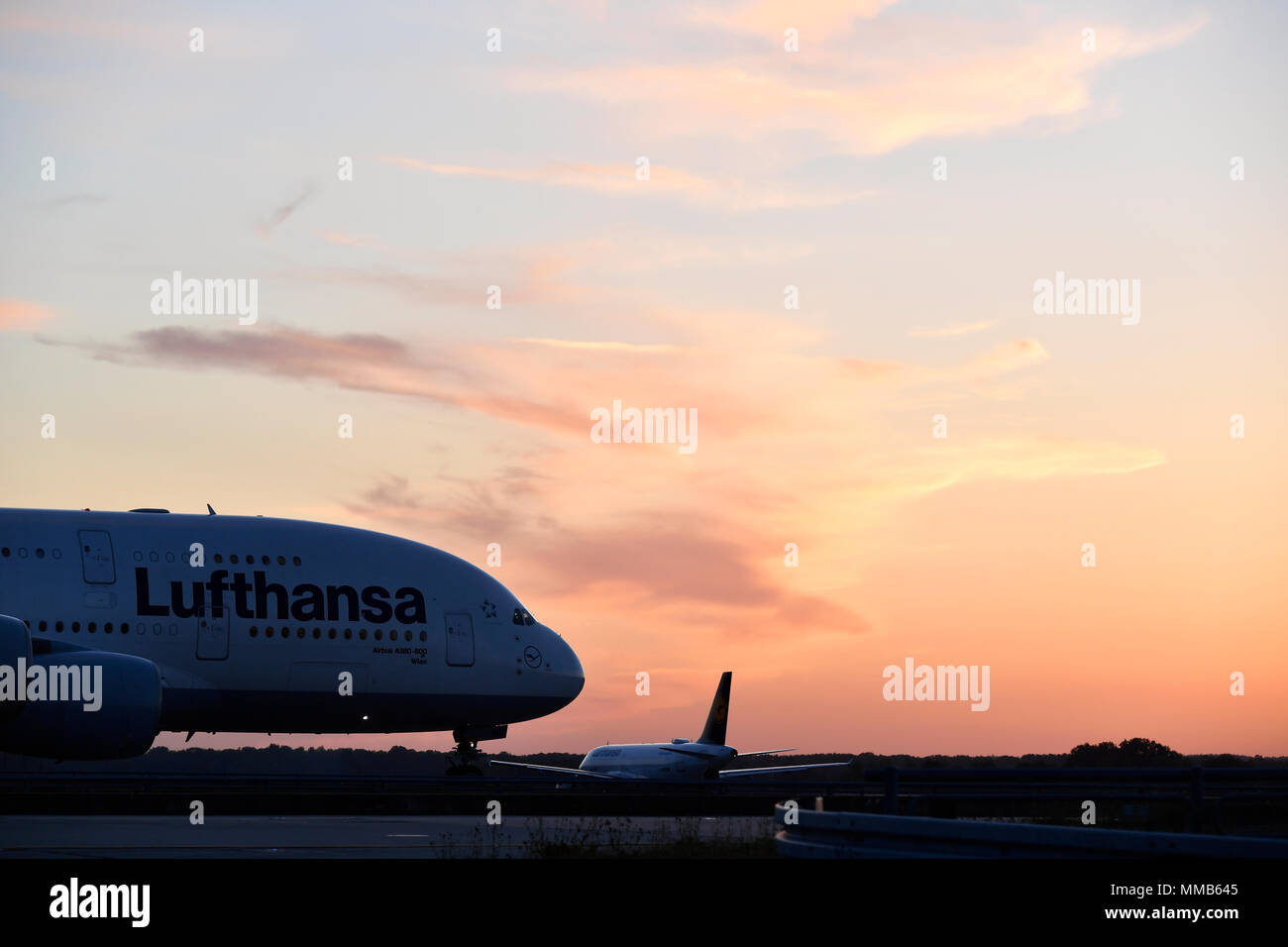Sunset, puesta de sol, amanecer, Tour, el terminal, el cielo, el rojo, el color, un 380-800, A380, Lufthansa, avión, avión, avión, el aeropuerto de Munich (MUC, Alemania Foto de stock