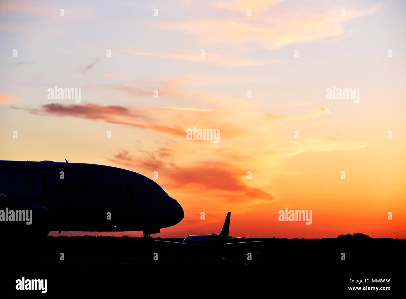 Sunset, puesta de sol, amanecer, Tour, el terminal, el cielo, el rojo, el color, un 380-800, A380, Lufthansa, avión, avión, avión, el aeropuerto de Munich (MUC, Alemania Foto de stock