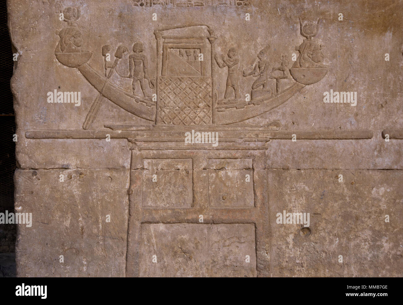 Egipto. El templo de Edfu. Antiguo templo dedicado a Horus. Período ptolemaico. Fue construido durante la reighn de Ptolomeo III y Ptolomeo XII, BC 237-57. Alivio del primer patio, representando un barco sagrado de Hathor. Foto de stock