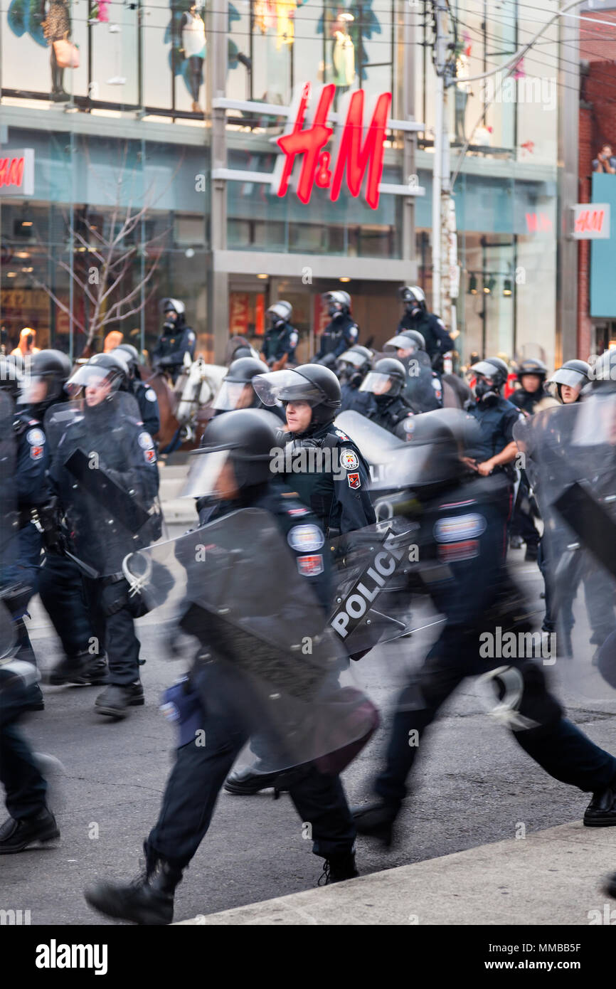 La policía antidisturbios en acción a lo largo de Queen Street West durante la cumbre del G20 en el centro de Toronto, Ontario, Canadá. Foto de stock