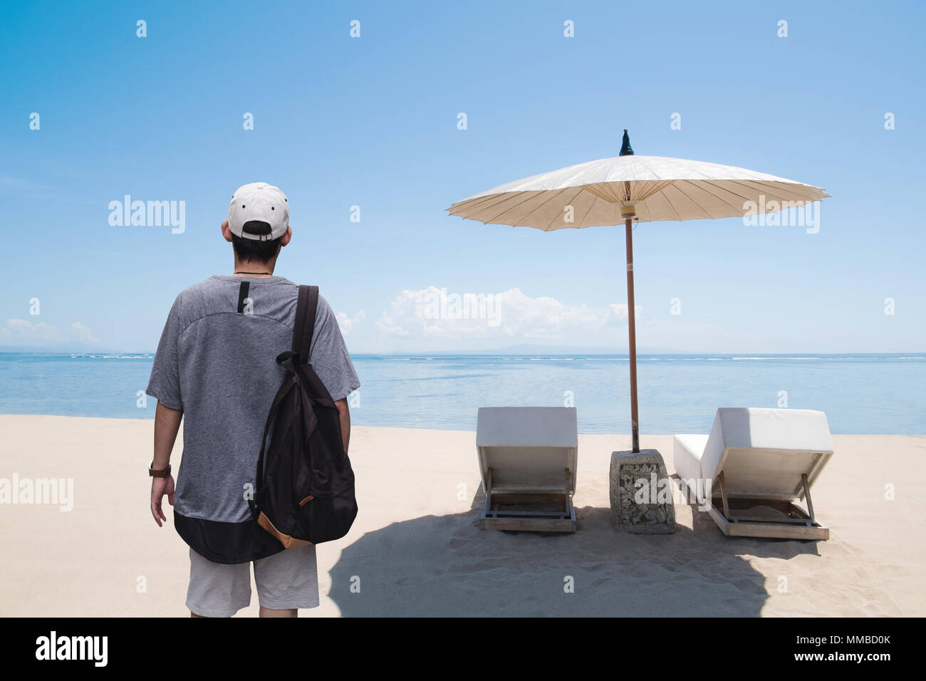 Un hombre con una mochila de en la playa en verano. Viaje de vacaciones en verano y Summer Recreation concepto Fotografía de stock - Alamy