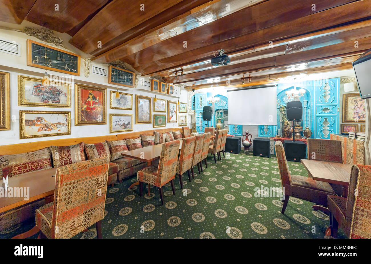 Moscú - Agosto 2014: interior de lujo bar karaoke - 'PVC'. El salón está decorado en estilo árabe, oriental Foto de stock