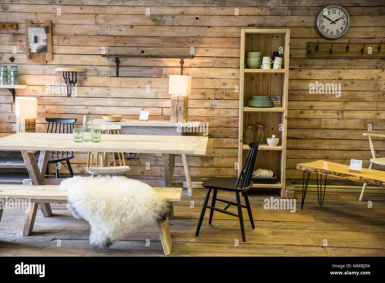 Visualización de los muebles hechos de madera reciclada, incluyendo mesa de  comedor y un banco, estantería y silla, suelo de madera y la pared  Fotografía de stock - Alamy