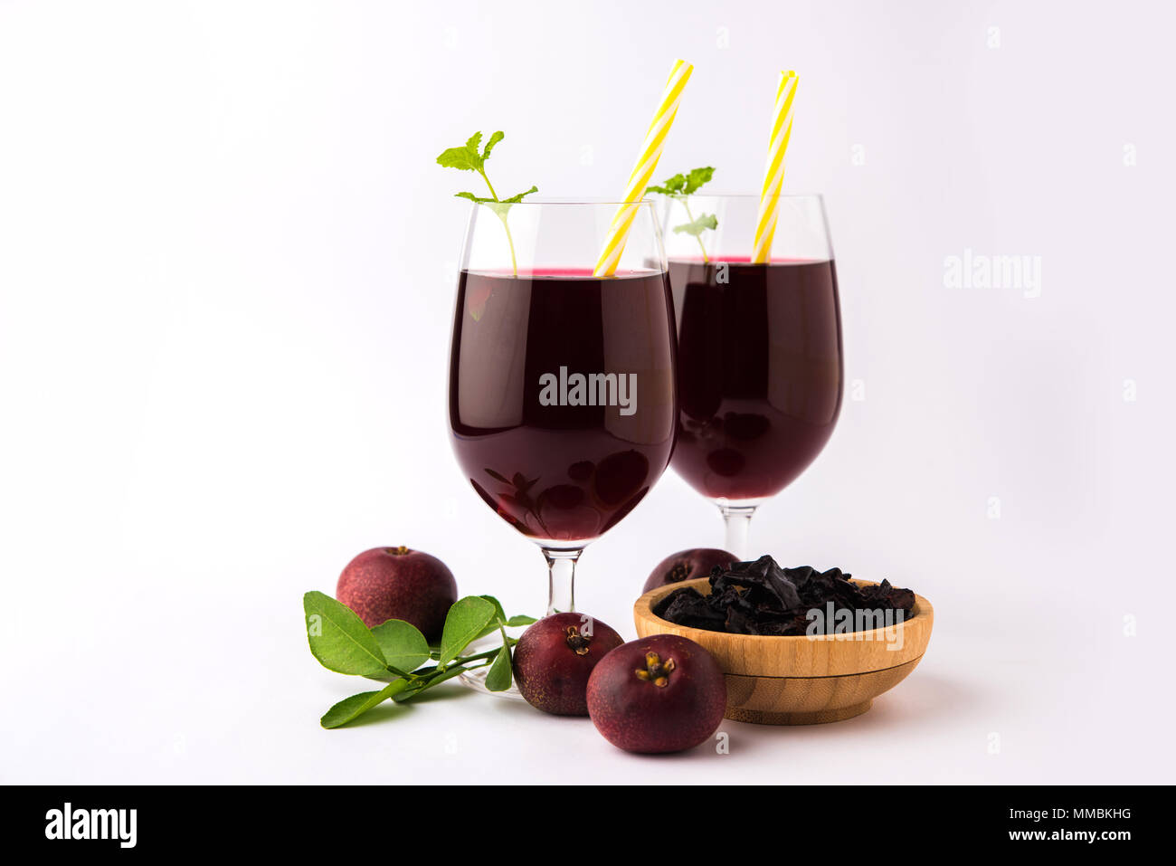 Kokum Sharbat, zumo o sorbetes o beber agua de verano compuesto de Garcinia indica con fruta cruda, servido en un vaso con hoja de menta el enfoque selectivo. Foto de stock