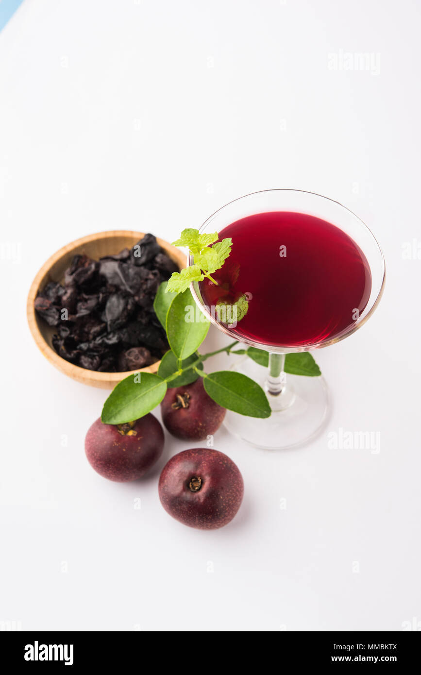 Kokum Sharbat, zumo o sorbetes o beber agua de verano compuesto de Garcinia indica con fruta cruda, servido en un vaso con hoja de menta el enfoque selectivo. Foto de stock