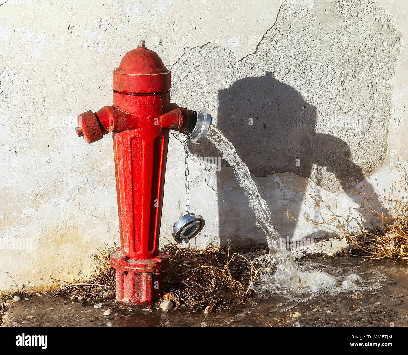 Hidrante exterior en una calle lateral con válvula abierta. Imágenes de  stock Fotografía de stock - Alamy