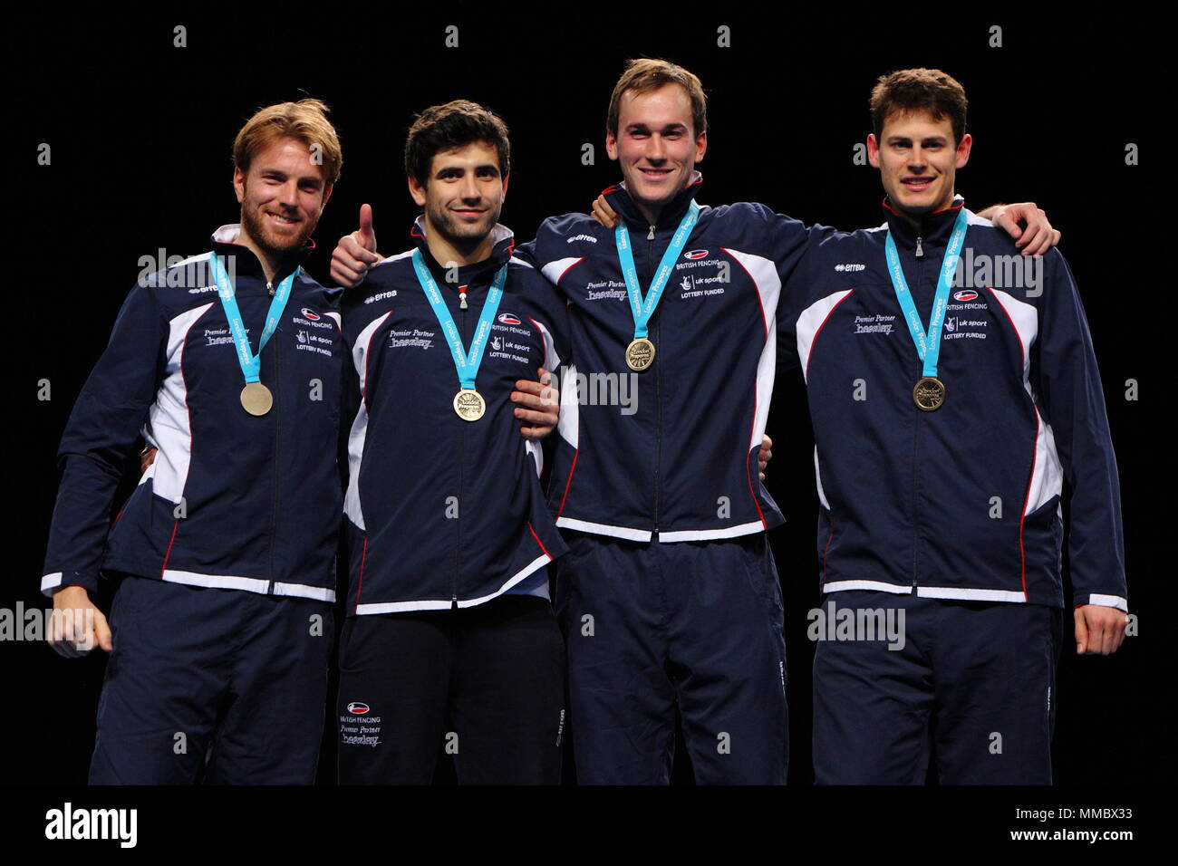 (L-R) Laurence Halsted, Edward Jefferies, Jamie Kenber y Richard Kruse posa con sus medallas de oro tras ganar a los hombres la lámina de eventos del equipo en la esgrima Invitational, parte de la serie de ExCel en Londres prepara el 27 de noviembre de 2011 en Londres, Inglaterra Foto de stock