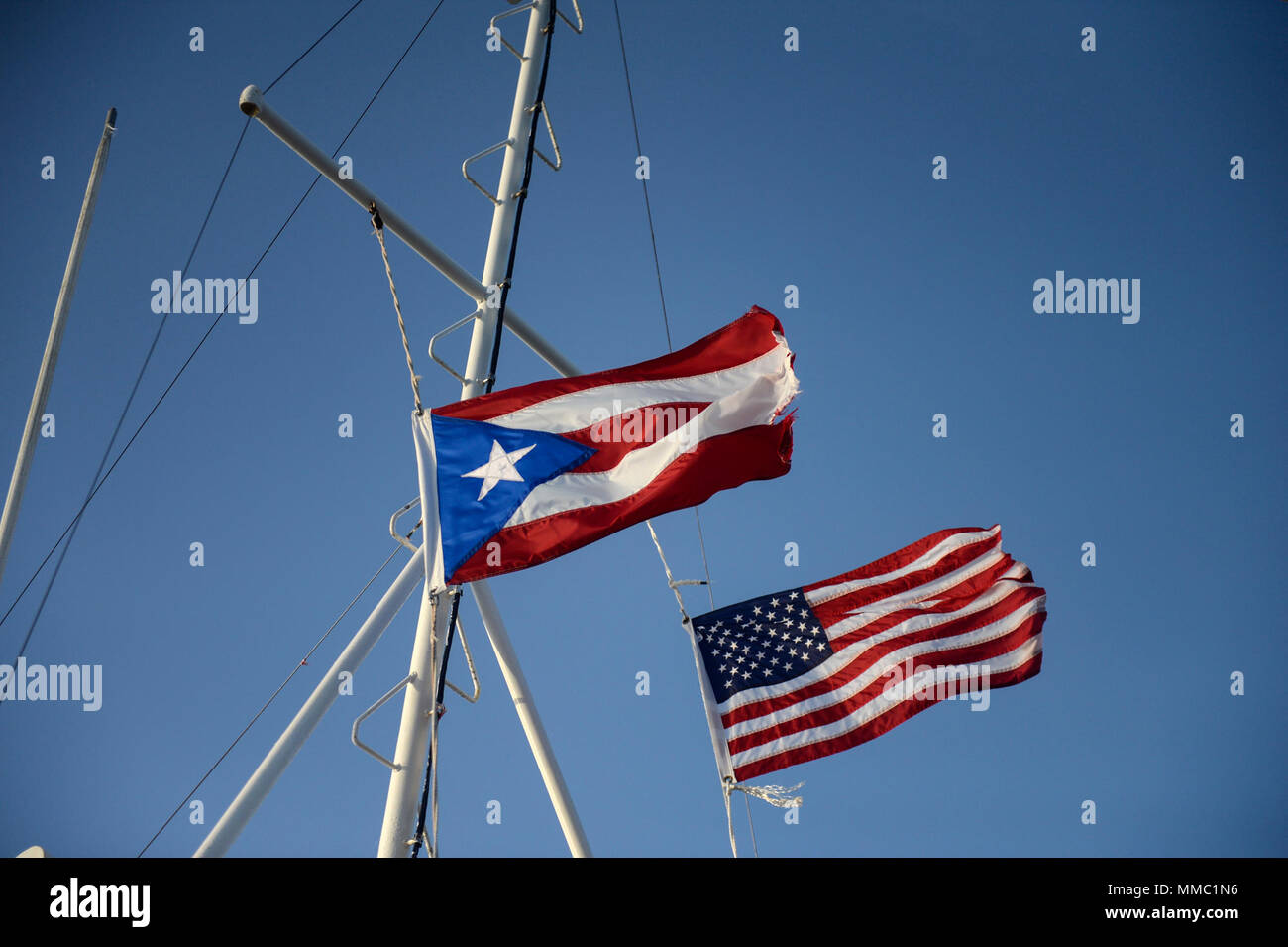 La bandera de Puerto Rico, un territorio estadounidense, y la bandera de  los Estados Unidos, volar a bordo de un ferry en el camino a la isla de  Vieques, donde soldados del
