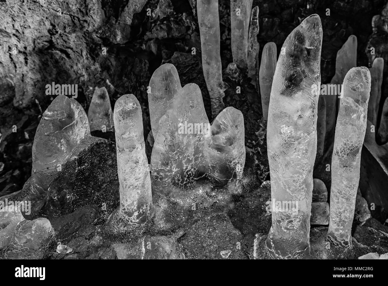Estalagmitas de hielo en los túneles de lava Raufarholshellir cueva en el sur de Islandia Foto de stock