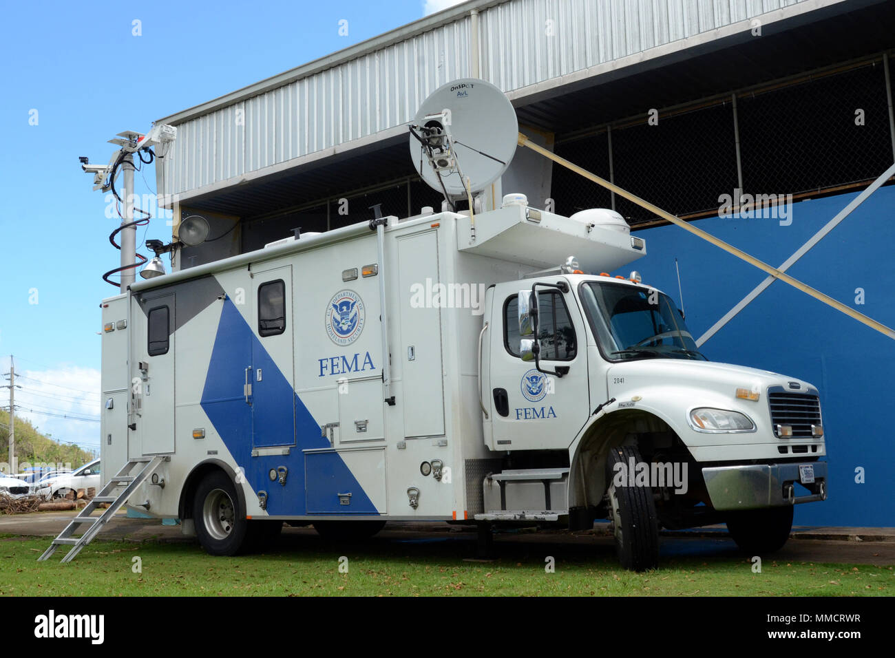 Un vehículo de Respuesta a Incidentes de la Agencia Federal de Manejo de  Emergencias del móvil, proporciona apoyo a la respuesta de emergencia y  servicio de teléfono de internet satelital a Ramon