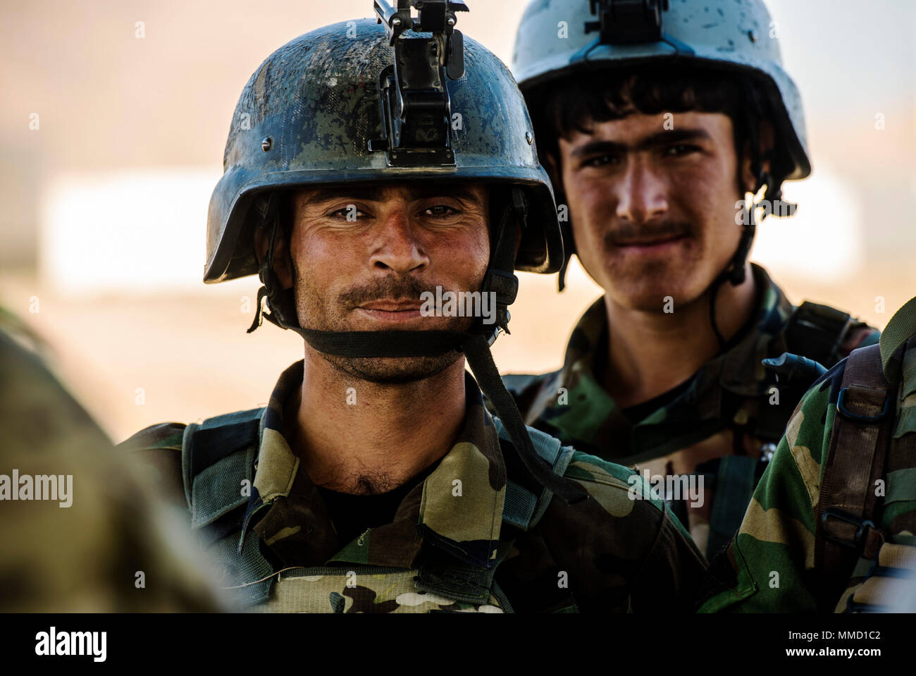Los soldados especiales de seguridad afgano escuchar una breve misión antes de un ejercicio en Herat, Afganistán, el 14 de octubre de 2017. (Ee.Uu. Foto de la fuerza aérea por altos Aerotécnico Xavier Navarro) Foto de stock