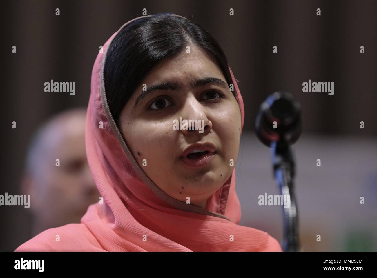Naciones Unidas, Nueva York, Estados Unidos, 10 de abril de 2017 - El Secretario General Antonio Guterres designado Yousafzai Malala, defensor mundial de la educación de las niñas y el más joven de la historia, Premio Nobel de la paz como un mensajero de la paz de las Naciones Unidas, con especial hincapié en la educación de las niñas, en una ceremonia especial celebrada hoy en la Sede de la ONU en Nueva York. Foto: Luiz Rampelotto/EuropaNewswire | Verwendung weltweit /MediaPunch ***Sólo para EE.UU.*** Foto de stock