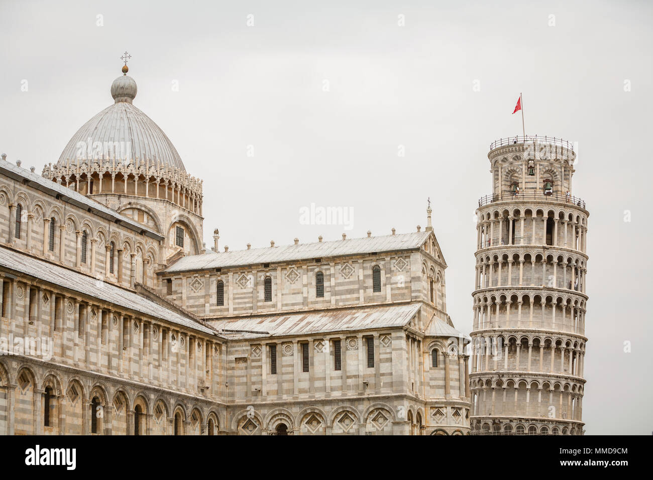 La Catedral de Pisa, la catedral católica romana dedicada a la asunción de la Virgen María y la Torre Inclinada de Pisa, el campanario de la catedral de Pisa Foto de stock