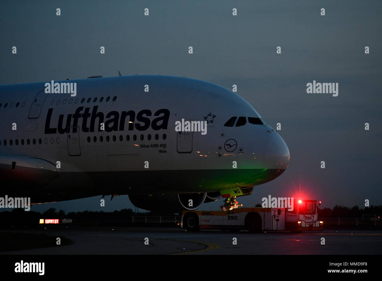 Un 380-800, A380, Lufthansa, noche, luz, penumbra, empujar el camión, avión, avión, avión, el aeropuerto de Munich (MUC, Alemania Foto de stock