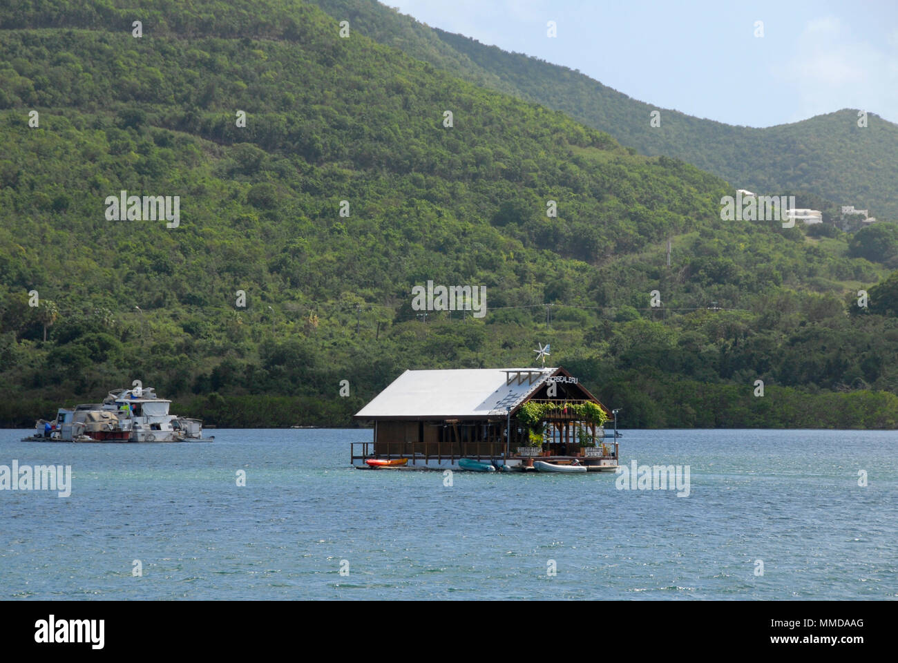 Restaurante flotante en medio de la laguna, San Martin, el Caribe Foto de stock