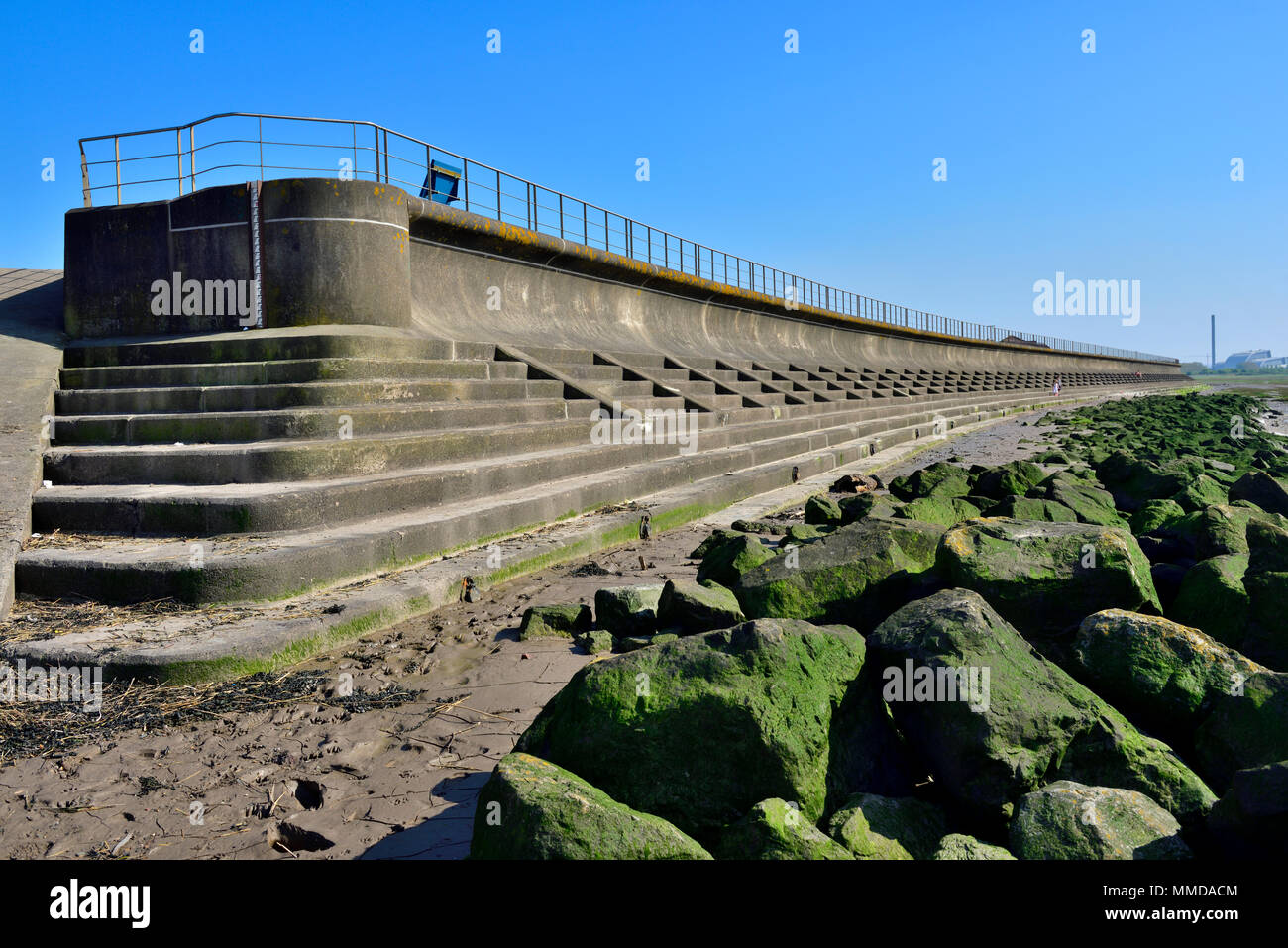 Marea baja mostrando mar concretas de defensa contra la marea alta a lo largo del estuario Severn en Severn Playa, UK Foto de stock