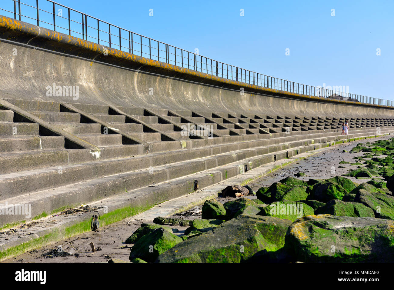 Marea baja mostrando mar concretas de defensa contra la marea alta a lo largo del estuario Severn en Severn Playa, UK Foto de stock