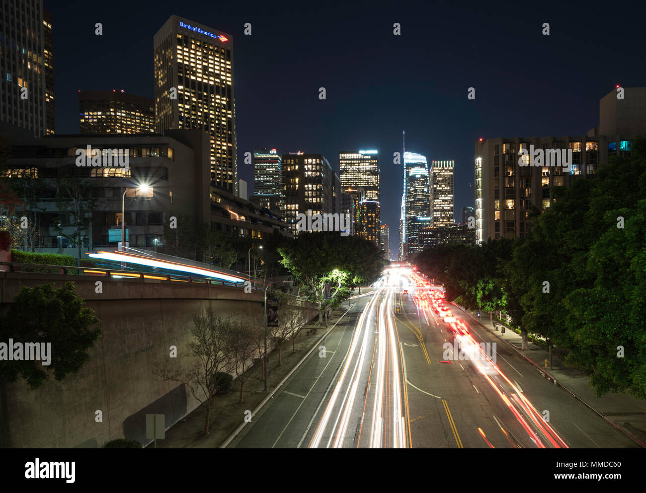 Downtown Los Angeles tráfico nocturno , larga exposición con estelas de luz a través de las calles del centro Foto de stock
