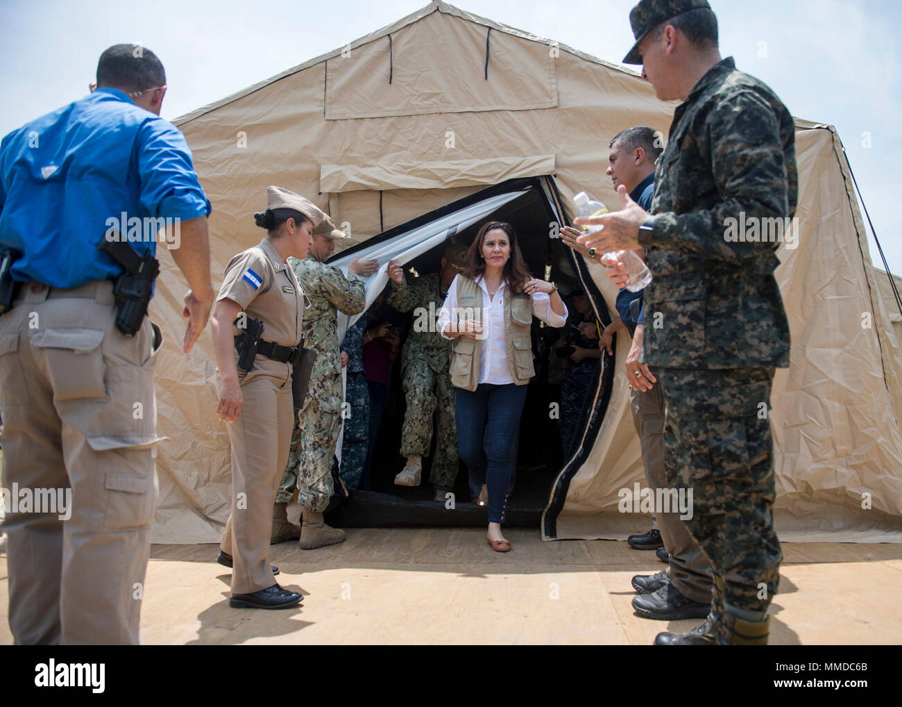 PUERTO Cortés, Honduras (20 de marzo de 2018) La Primera Dama de Honduras,  Ana García Hernández, sale de la Unidad Médica expedicionaria tras un  recorrido por las instalaciones de la Escuela Franklin