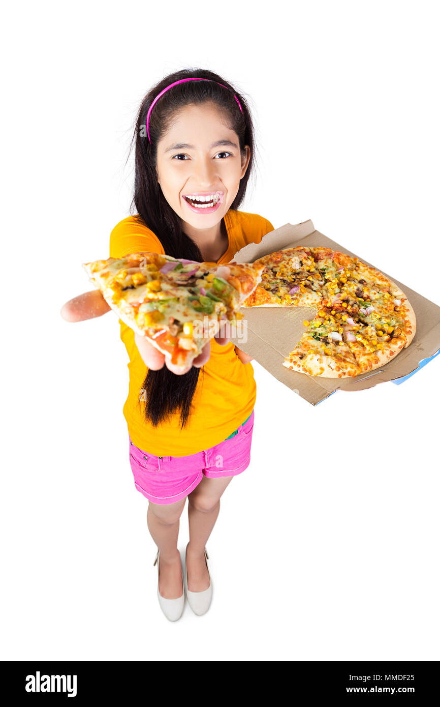 Feliz Adolescente dando deliciosa pizza ofrece apetitosos Foto de stock
