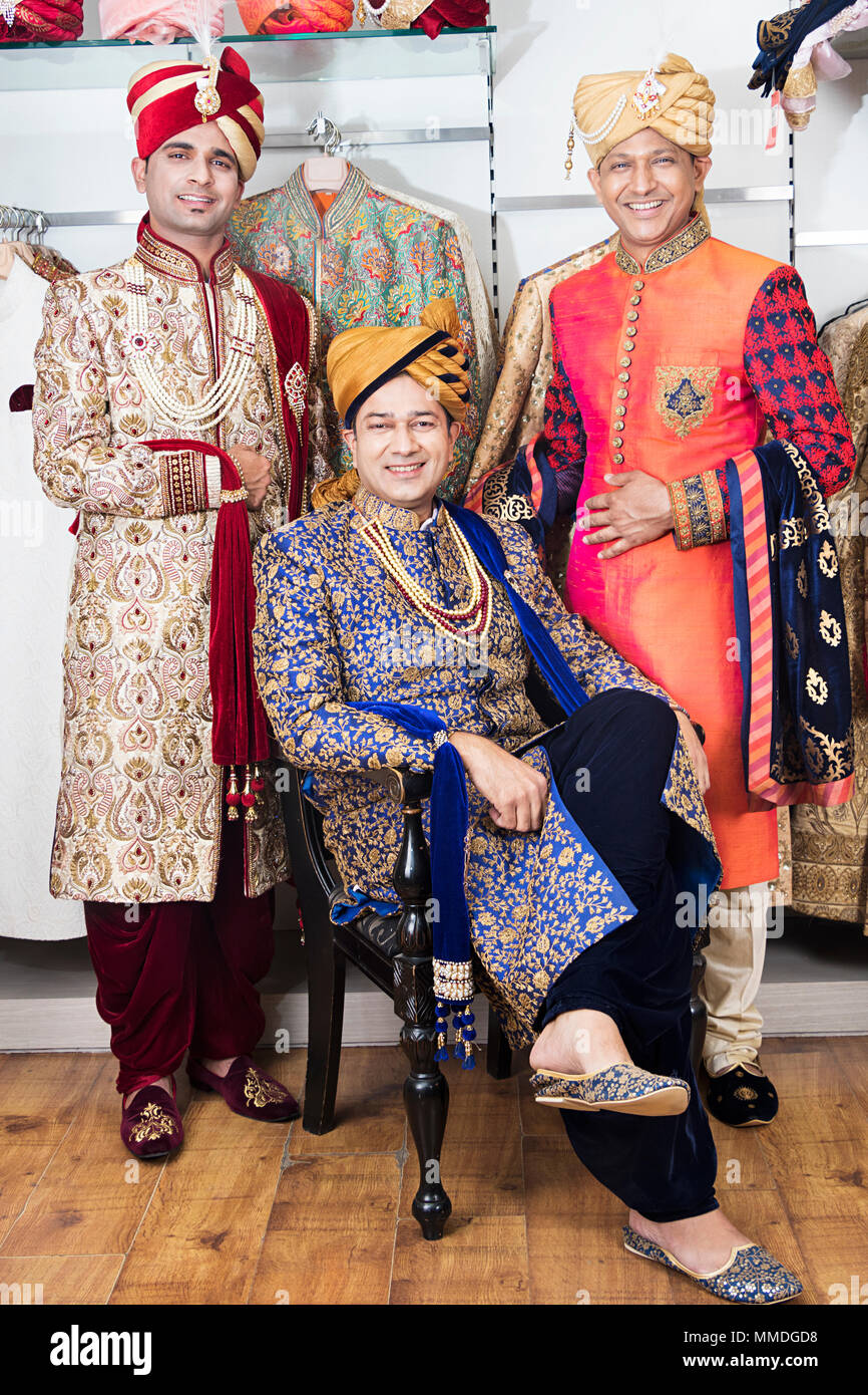Tres Mens Primo hermanos comprando Sherwani bodas tiendas tienda In-Market Foto de stock