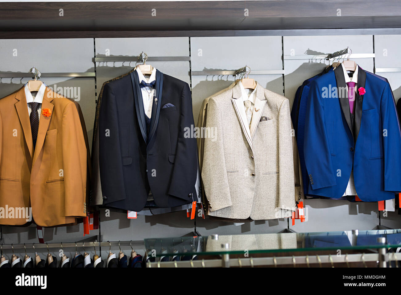 Tienda de ropa trajes caros y abrigos colgando en la tienda Showroom  Fotografía de stock - Alamy