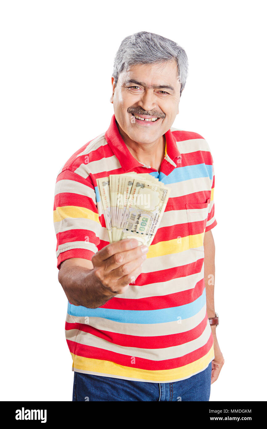 Un anciano mostrando Moneda India Billetes Pensión Contributiva Money-Concept Foto de stock