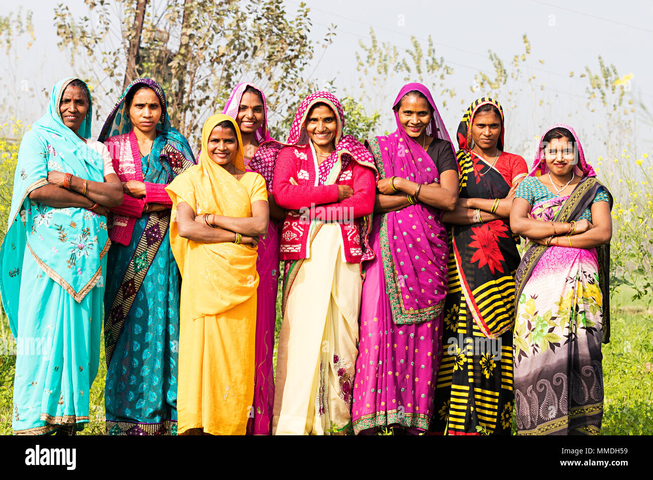 Grupo de Mujeres Rurales aldeanos de brazos cruzados juntos permanente campo vecino Foto de stock