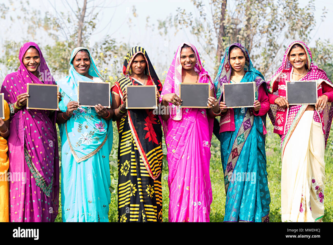 Grupo aldeano Rural vecino femenino mostrando Slate-Board Educación Aprender Village Foto de stock