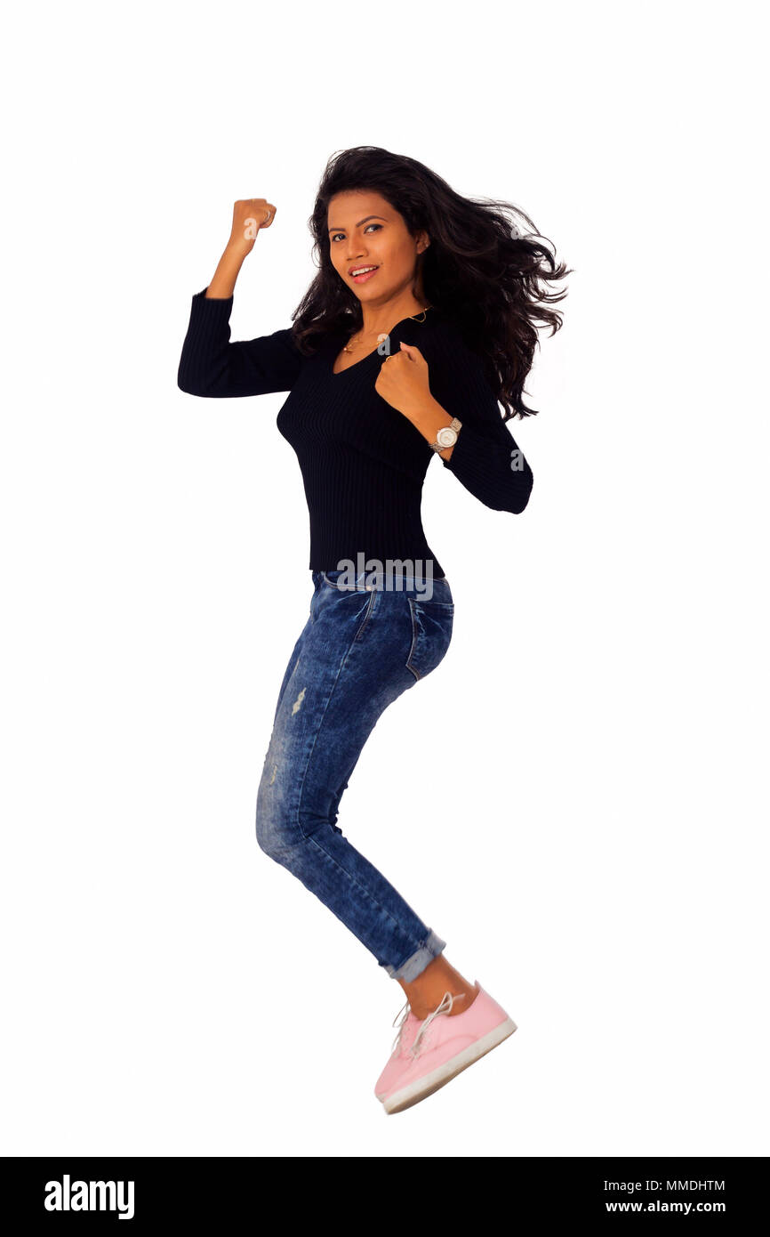 Mujer en blue jeans, saltar en el aire con la felicidad y se bombea puños Fotografía stock Alamy