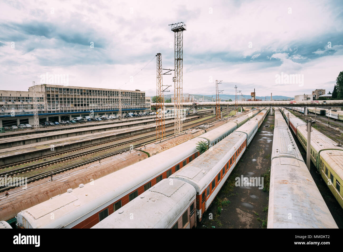 Filas de antiguos vagones de ferrocarril en Tbilisi, la estación de tren central de Tbilisi, Georgia. Foto de stock