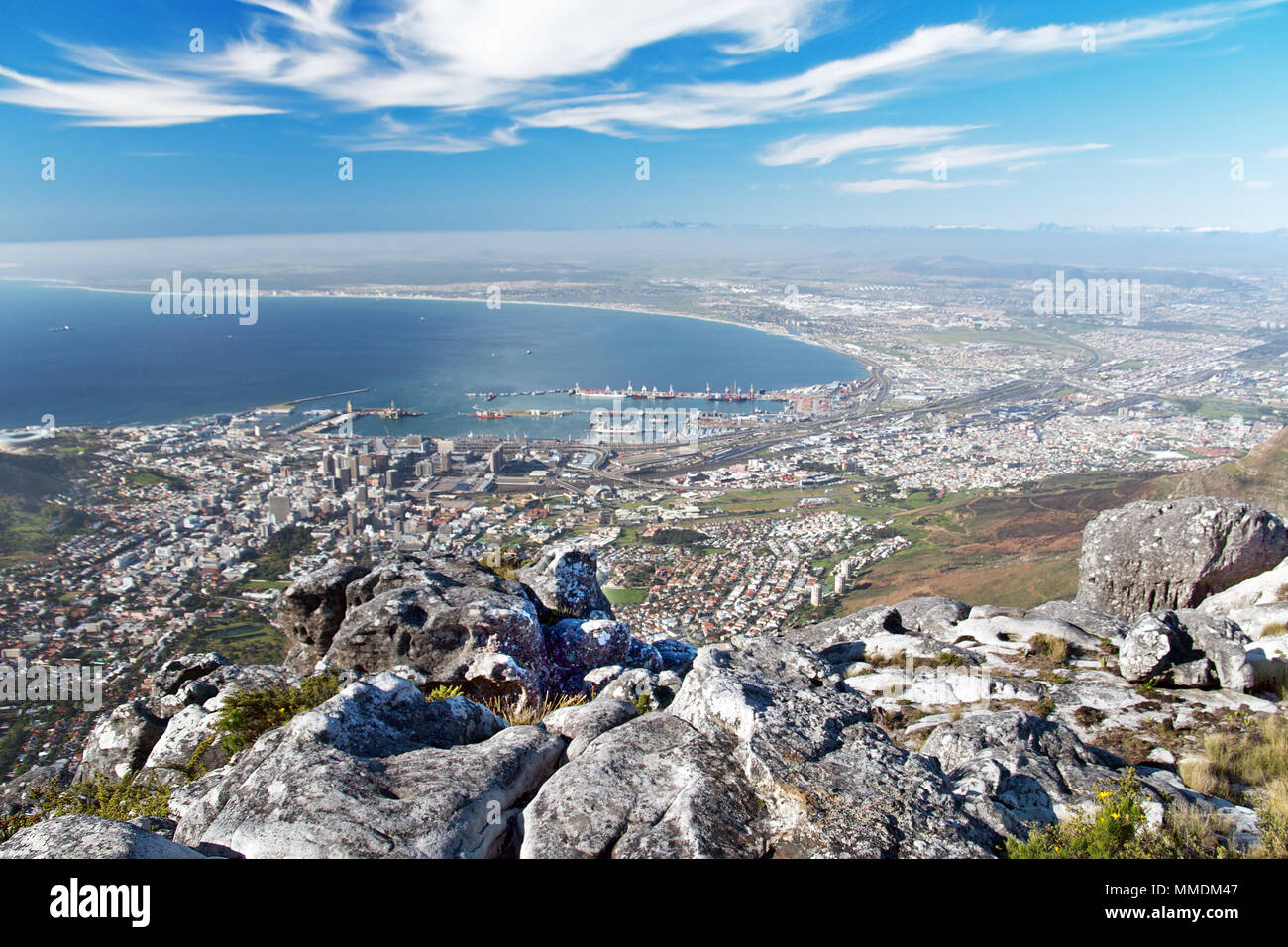 Cape Town es una ciudad costera en la provincia del Cabo de Sudáfrica. Aquí es visto desde la cima de la Montaña de la mesa - una atracción icónica de Sudáfrica. Foto de stock