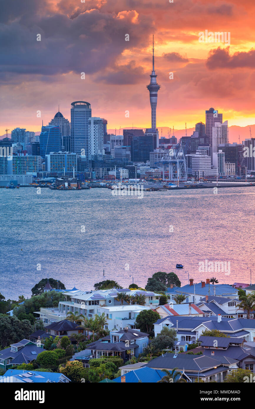 Auckland. Paisaje urbano imagen de skyline de Auckland, Nueva Zelanda durante la puesta de sol con el Davenport en primer plano. Foto de stock