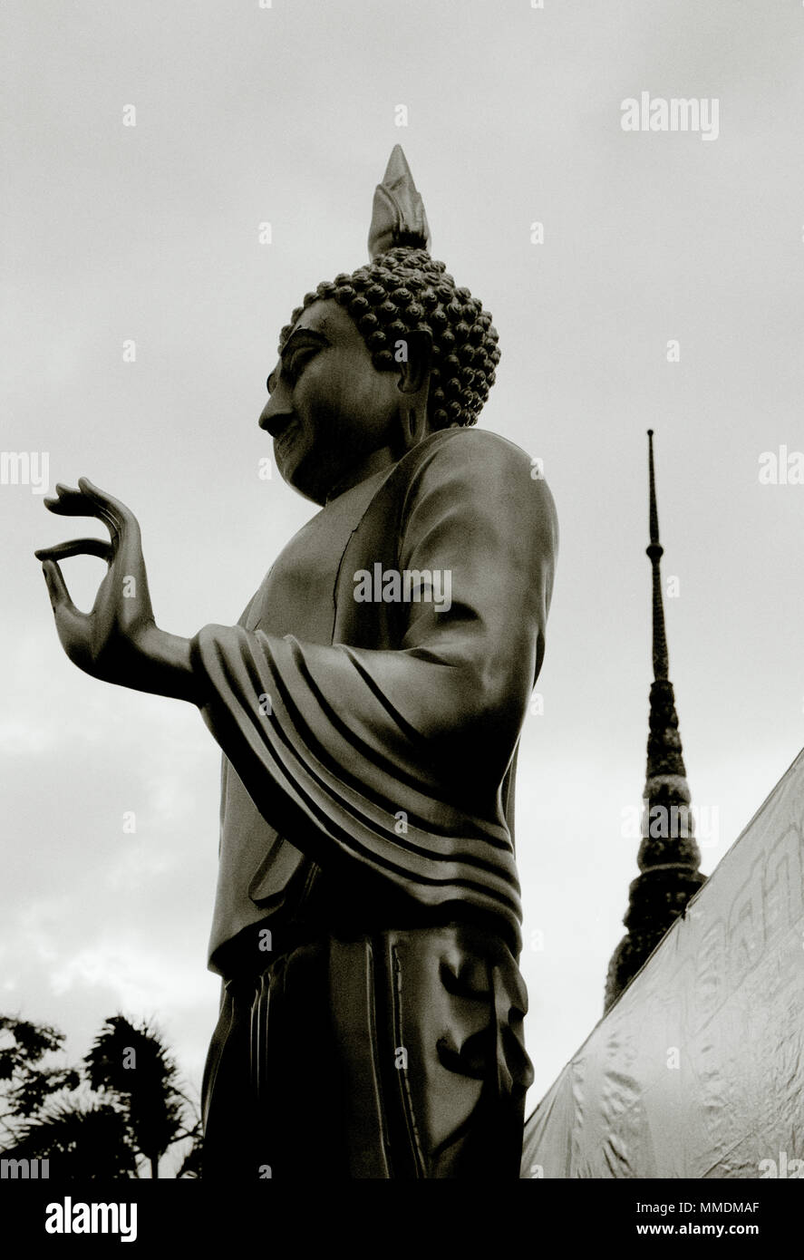 Buda en piedra, colores gris y negro – Almacen Benares – Decoración Asiática
