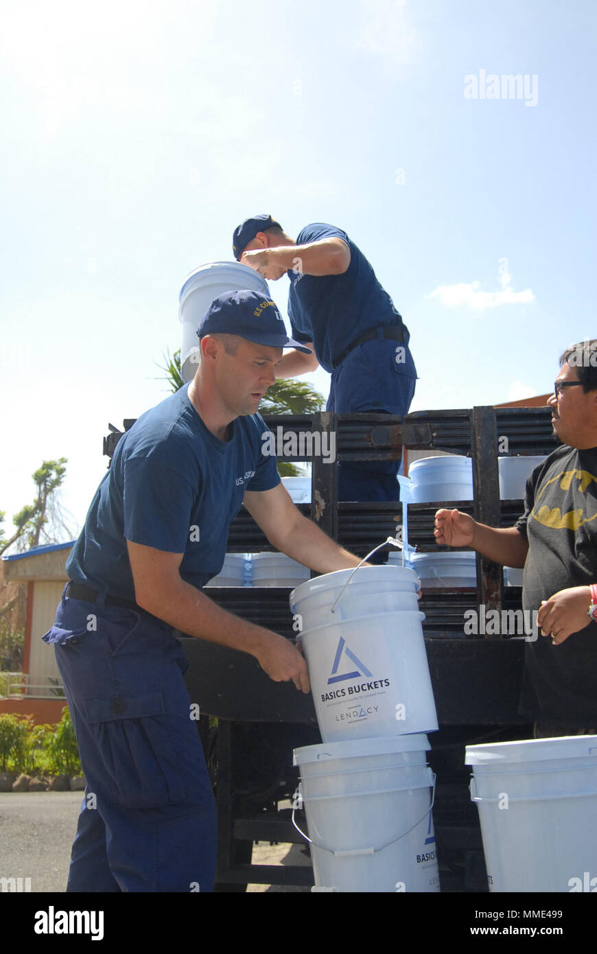 Lts. Jesse Harms, izquierda, y Thomas Carman contar cubos de ayuda  humanitaria que se dejaron en un refugio de violencia doméstica en Caguas, Puerto  Rico, 21 de octubre de 2017. Uniendo fuerzas