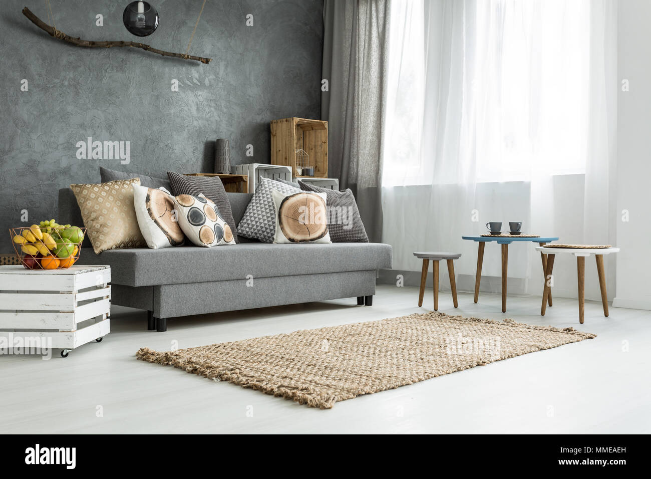 Piso moderno en color gris con sofá, Muebles de bricolaje, una pequeña mesa  y dos sillas Fotografía de stock - Alamy