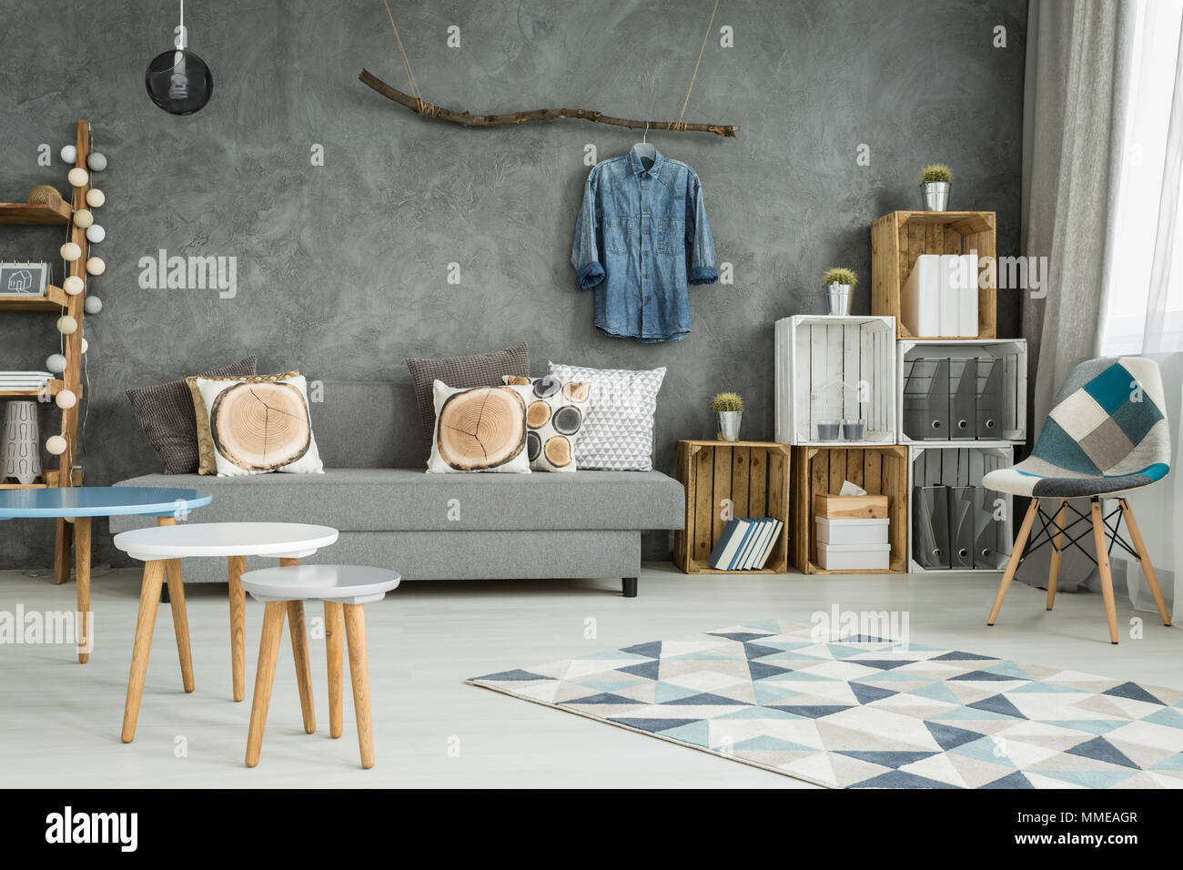 Salón gris de nuevo estilo con muebles de bricolaje, silla, alfombra de  patrón, sofá y adornos creativos Fotografía de stock - Alamy