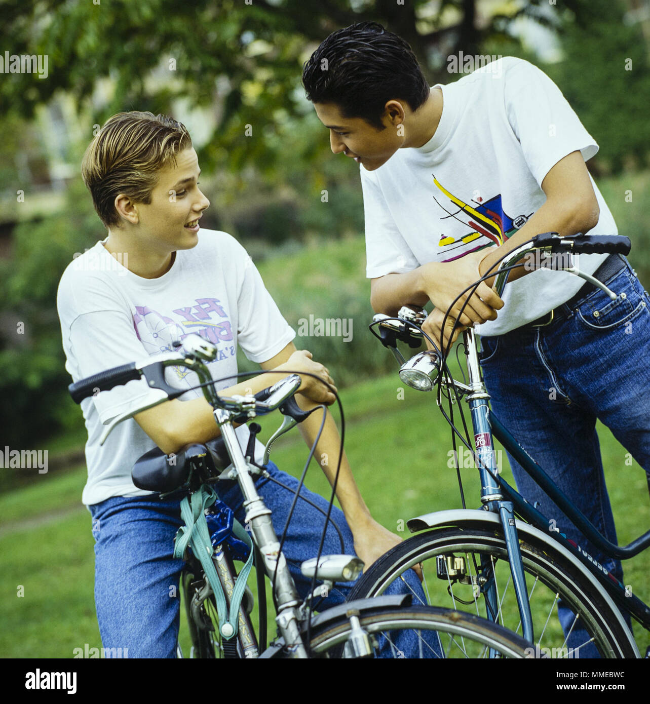 Dos muchachos adolescentes en bicicletas conversando en el parque en verano  fuera - teens adolescentes teenies teenie chicos chatear hablar hablando de  verano Fotografía de stock - Alamy