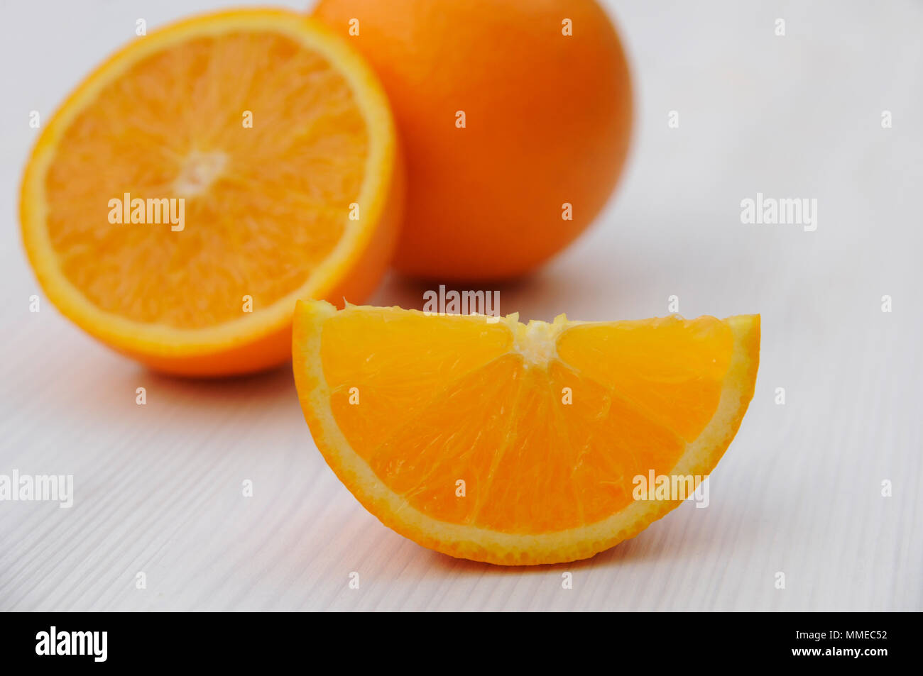 Rodajas de naranja closeup sobre fondo de madera Foto de stock